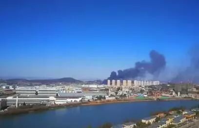 倉(cāng)庫(kù)里往外冒著滾滾黑煙，把周?chē)奶炜杖旧蠟鹾谏? class=